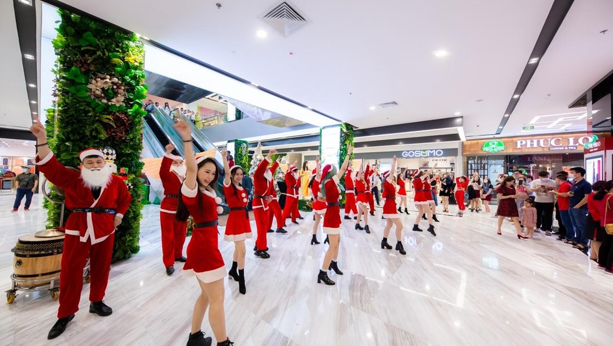 Đặc biệt, từ nay đến Tết cổ truyền, Menas Mall Saigon Airport cũng sẽ mang đến các hoạt động giải trí sôi động như biểu diễn flashmod, chụp hình check in nhận quà, Noel, Phố hoa xuân chào năm mới,..