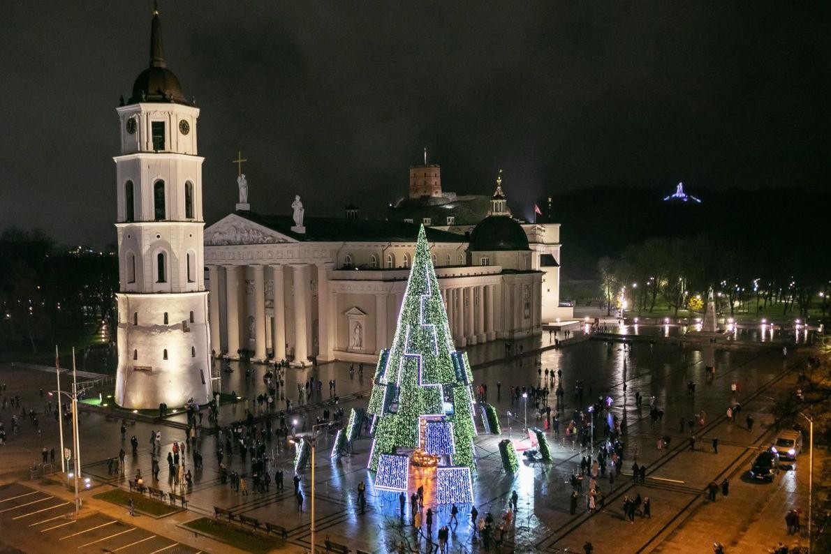 Thành phố Vilnius - Litva: Cây thông cao 24 m với bao quanh bởi 6.000 cành cây sống, 4 km dây bóng đèn màu và 800 đồ trang trí bạc tỏa ra vẻ đẹp vừa hiện đại mà không bị mất đi nét truyền thống. Nguồn: Saulius Ziura. Thành phố Vilnius - Litva: Cây thông cao 24 m với bao quanh bởi 6.000 cành cây sống, 4 km dây bóng đèn màu và 800 đồ trang trí bạc tỏa ra vẻ đẹp vừa hiện đại mà không bị mất đi nét truyền thống. Nguồn: Saulius Ziura.