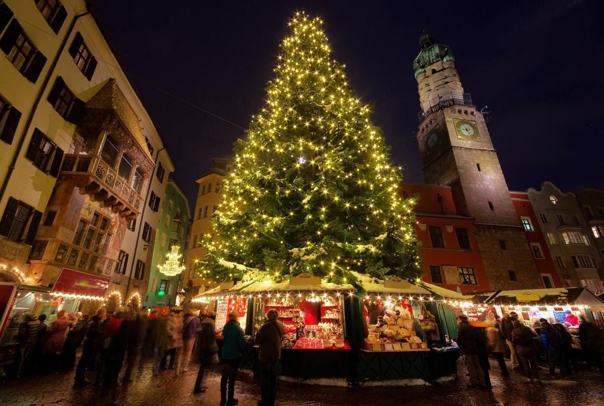 Thành phố Innsbruck - Áo: Một thành phố khác ở Áo được mệnh danh là địa điểm Giáng Sinh lãng mạn nhất ở châu Âu với cây thông tráng lệ được đặt ở quảng trường chính. Nguồn: LianeM. Thành phố Innsbruck - Áo: Một thành phố khác ở Áo được mệnh danh là địa điểm Giáng Sinh lãng mạn nhất ở châu Âu với cây thông tráng lệ được đặt ở quảng trường chính. Nguồn: LianeM.