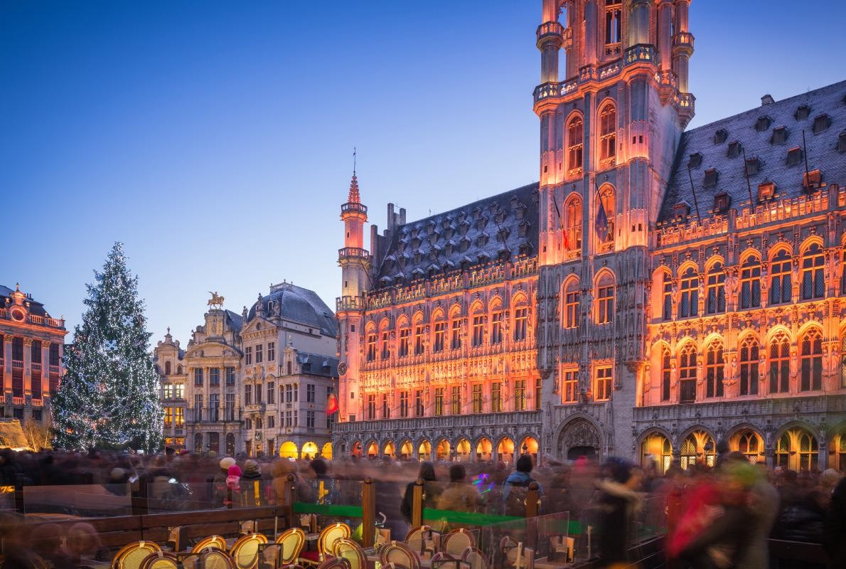Thành phố Brussels, Bỉ: Thành phố nổi tiếng với những viên kẹo sô cô la sẽ đặt cây thông Noel tuyệt đẹp của mình tại địa điểm đắc địa nhất, quảng trường Grand Place. Nguồn: ANADMAN BVBA. Thành phố Brussels, Bỉ: Thành phố nổi tiếng với những viên kẹo sô cô la sẽ đặt cây thông Noel tuyệt đẹp của mình tại địa điểm đắc địa nhất, quảng trường Grand Place. Nguồn: ANADMAN BVBA.