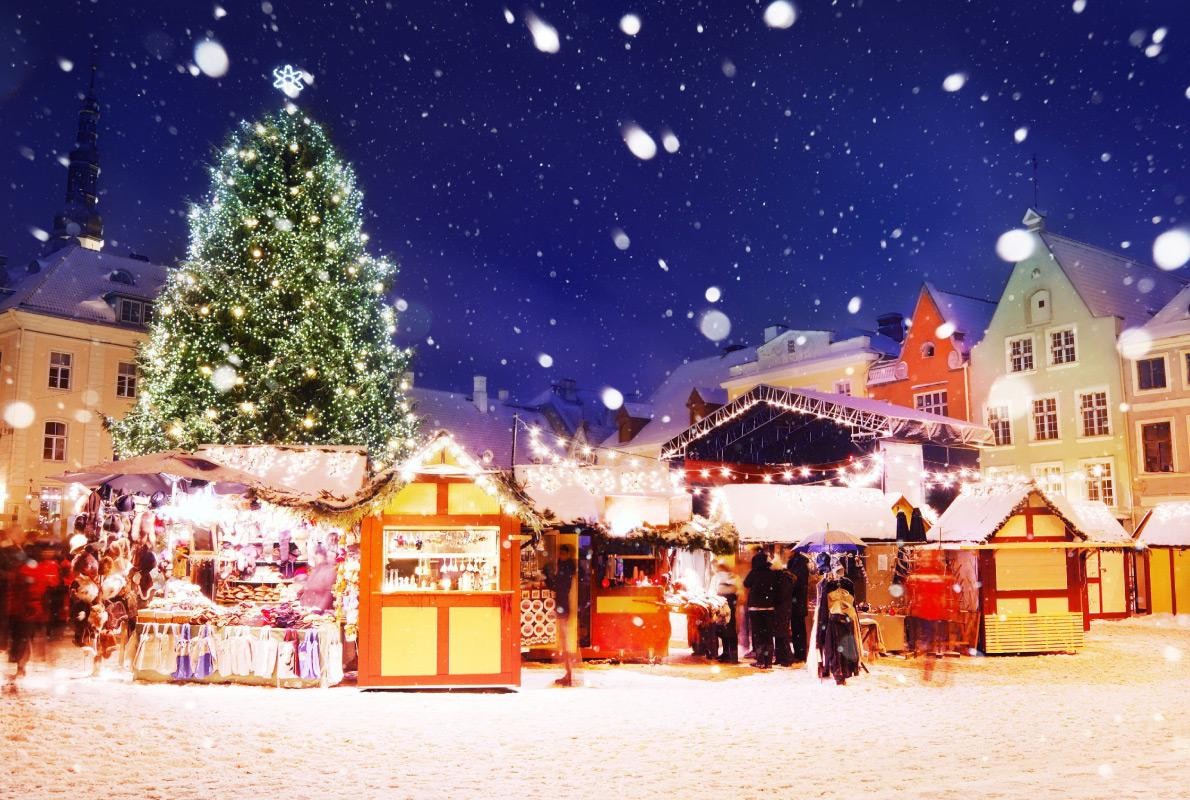 Thành phố Tallinn - Estonia: Cây thông nổi tiếng nhất của đất nước Estonia được bao quanh bởi những túp lều nhỏ bán đồ ăn, thức uống và đồ thủ công. Nguồn: Aleksandr Stennikov. Thành phố Tallinn - Estonia: Cây thông nổi tiếng nhất của đất nước Estonia được bao quanh bởi những túp lều nhỏ bán đồ ăn, thức uống và đồ thủ công. Nguồn: Aleksandr Stennikov.