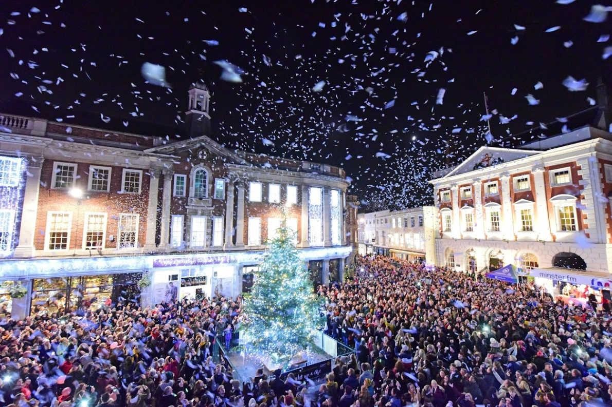 Thành phố York - Anh: Nổi tiếng với lỗi kiến trúc thời Trung cổ, cây thông Noel ở đây được trang trí bằng nhiều bóng đèn ánh sáng trắng, tạo cảm giác như một bông tuyết khổng lồ. Nguồn: VisitYork. Thành phố York - Anh: Nổi tiếng với lỗi kiến trúc thời Trung cổ, cây thông Noel ở đây được trang trí bằng nhiều bóng đèn ánh sáng trắng, tạo cảm giác như một bông tuyết khổng lồ. Nguồn: VisitYork.