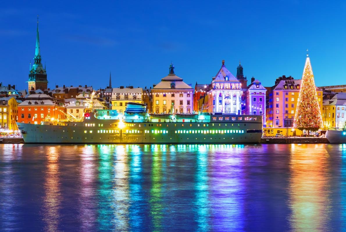 Thành phố Stockholm - Thụy Điển: Cùng với cây thông Noel đầy sắc màu, thành phố nhìn từ bên kia bờ sông trông nổi bật như một bức tranh tuyệt đẹp. Nguồn: Oleksiy Mark. Thành phố Stockholm - Thụy Điển: Cùng với cây thông Noel đầy sắc màu, thành phố nhìn từ bên kia bờ sông trông nổi bật như một bức tranh tuyệt đẹp. Nguồn: Oleksiy Mark.