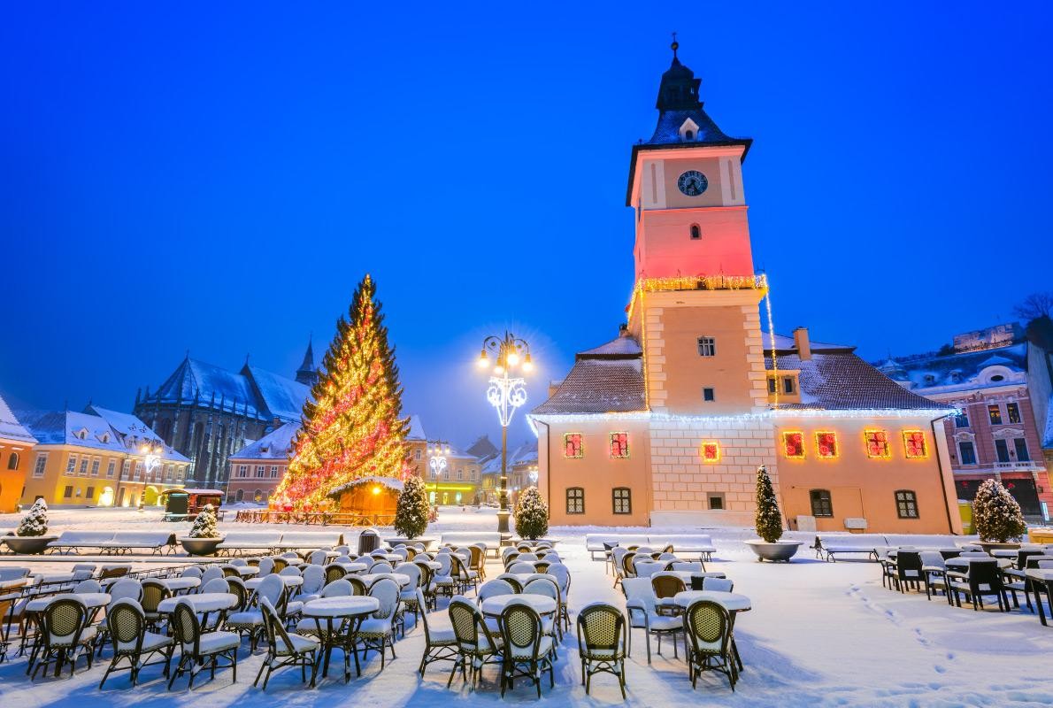 Thành phố Brasov - Rumani: Một trong những thành phố đẹp nhất của Rumani với sự xuất hiện của cây thông Noel tại quảng trường chính càng trở nên thơ mộng hơn bao giờ hết. Nguồn: Emi Cristea. Thành phố Brasov - Rumani: Một trong những thành phố đẹp nhất của Rumani với sự xuất hiện của cây thông Noel tại quảng trường chính càng trở nên thơ mộng hơn bao giờ hết. Nguồn: Emi Cristea.