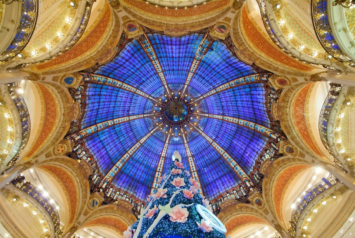 Thành phố Paris - Pháp: Là kinh đô thời trang của thế giới, hằng năm cứ đến dịp Giáng sinh, các cửa hàng ở khắp Paris đua nhau trang thí cây thông bằng nhiều cách sáng tạo, độc đáo. Cây thông Noel trong ảnh được đặt ở cửa hàng Galeries Lafayette. Nguồn: Paris info. Thành phố Paris - Pháp: Là kinh đô thời trang của thế giới, hằng năm cứ đến dịp Giáng sinh, các cửa hàng ở khắp Paris đua nhau trang thí cây thông bằng nhiều cách sáng tạo, độc đáo. Cây thông Noel trong ảnh được đặt ở cửa hàng Galeries Lafayette. Nguồn: Paris info.