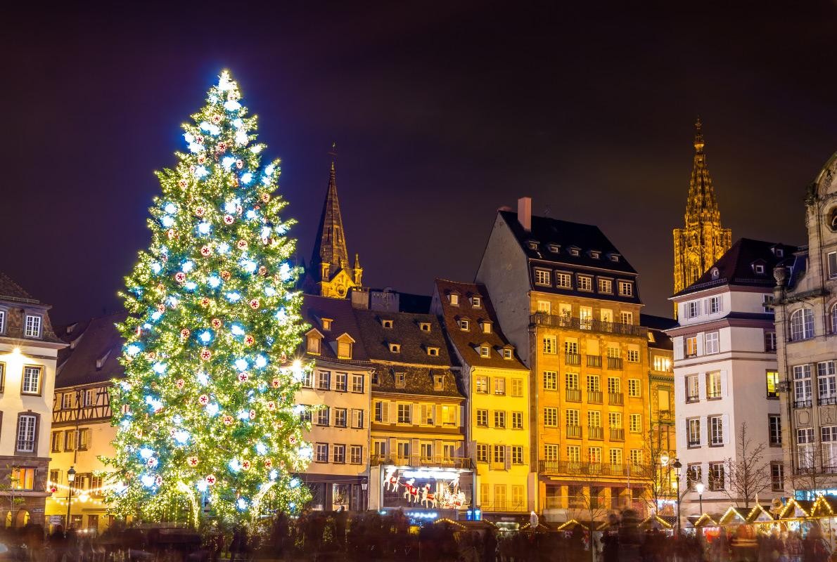 Thành phố Strasbourg - Pháp: Đây được mệnh danh là thủ đô của lễ Giáng sinh, do đó nó được tô điểm bởi một trong những cây thông Noel lớn nhất châu Âu. Nguồn: Leonid Andronov. Thành phố Strasbourg - Pháp: Đây được mệnh danh là thủ đô của lễ Giáng sinh, do đó nó được tô điểm bởi một trong những cây thông Noel lớn nhất châu Âu. Nguồn: Leonid Andronov.