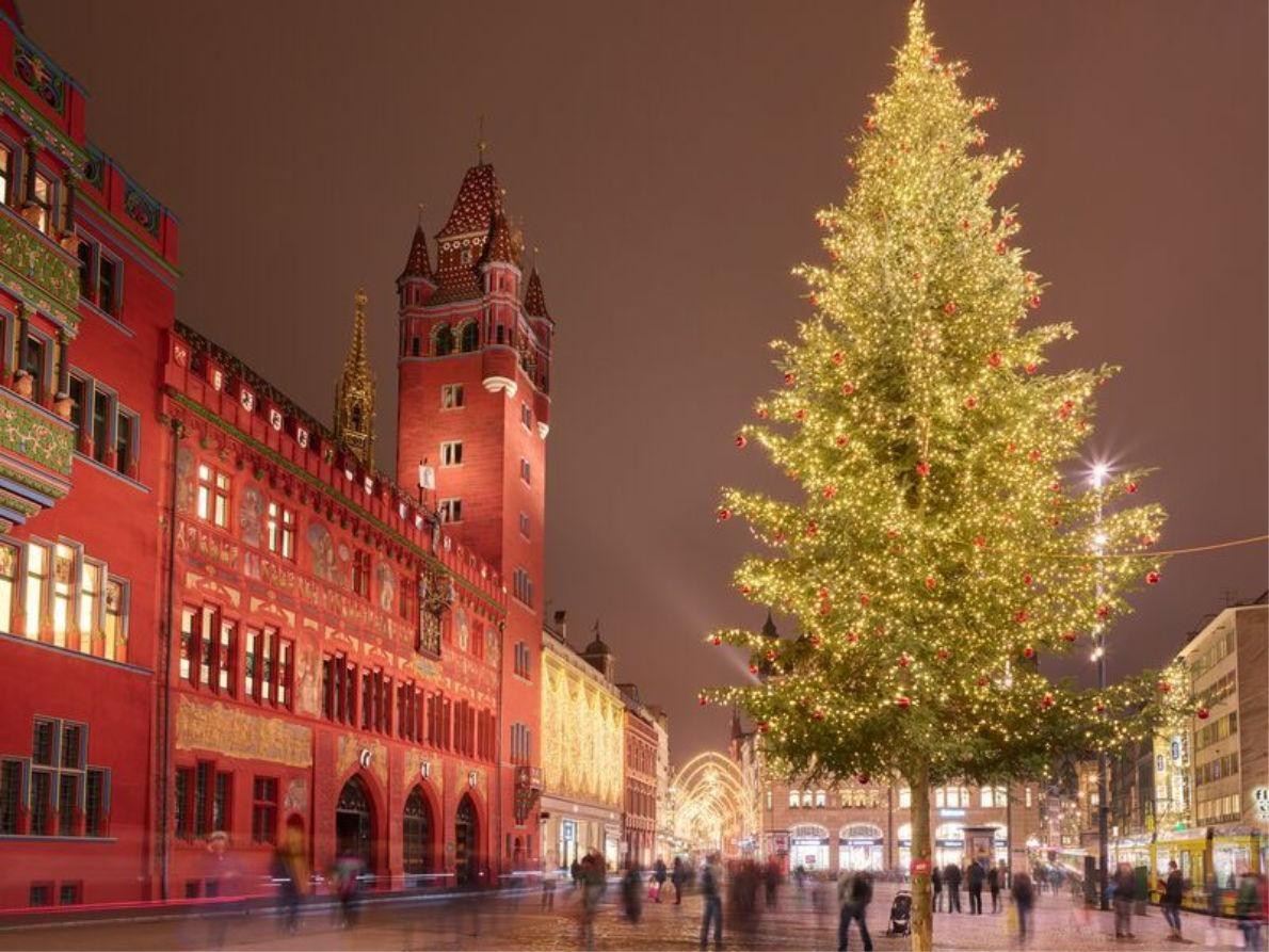 Thành phố Basel - Thụy Sỹ: Là thành phố đông dân thứ ba tại Thụy Sỹ, Basel có truyền thống lâu năm là thành phố trang hoàng không khí Giáng sinh to và đẹp nhất. Năm nay sẽ có khoảng 100 cây thông Noel được trang trí xung quanh thành phố. Thành phố Basel - Thụy Sỹ: Là thành phố đông dân thứ ba tại Thụy Sỹ, Basel có truyền thống lâu năm là thành phố trang hoàng không khí Giáng sinh to và đẹp nhất. Năm nay sẽ có khoảng 100 cây thông Noel được trang trí xung quanh thành phố.