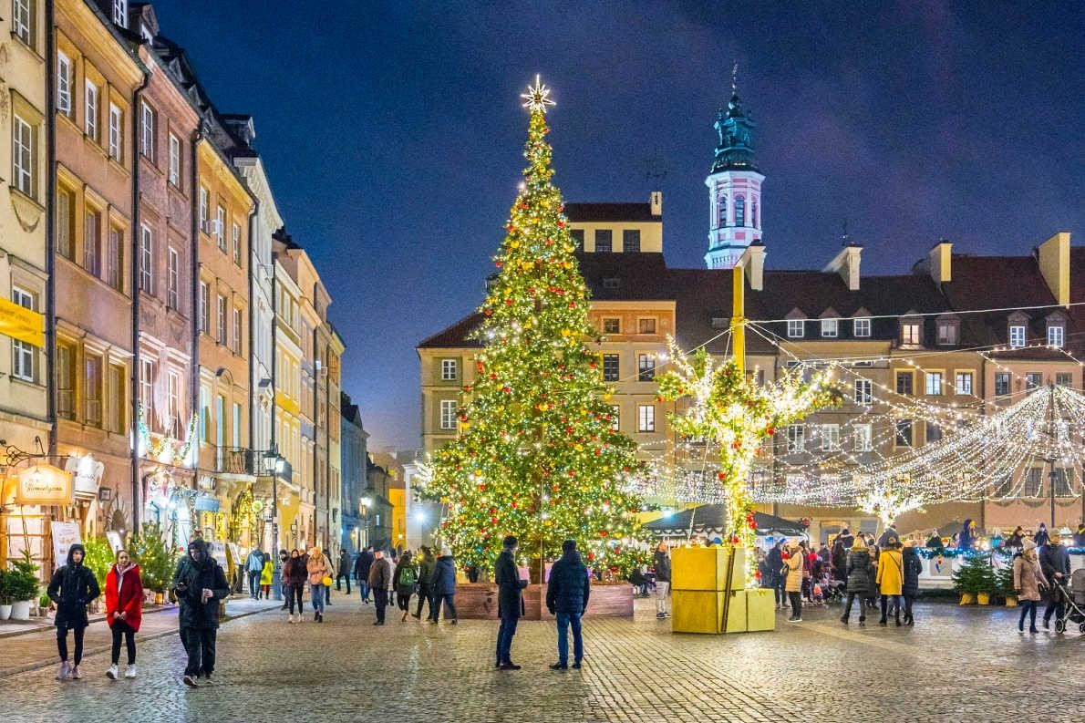 Thành phố Warsaw - Ba Lan: Các cây thông Noel sẽ được đặt ở phía Tây khu phố cổ. Nguồn: F. Kwiatkowski © Warsaw Tourist Office. Thành phố Warsaw - Ba Lan: Các cây thông Noel sẽ được đặt ở phía Tây khu phố cổ. Nguồn: F. Kwiatkowski © Warsaw Tourist Office.