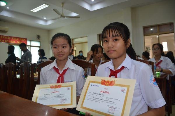 Các em học sinh được nhận học bổng. Các em học sinh được nhận học bổng.