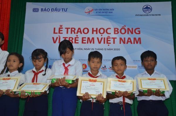 Các em học sinh xã Tú Mỡ, huyện Đồng Xuân, huyện miền núi của tỉnh Phú Yên nhưng đã có những thành tích đáng khích lệ trong giáo dục. Các em học sinh xã Tú Mỡ, huyện Đồng Xuân, huyện miền núi của tỉnh Phú Yên nhưng đã có những thành tích đáng khích lệ trong giáo dục.