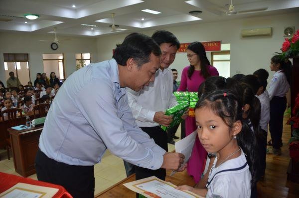 Tổng Biên tập Báo Kl99ok phiên bản mới ông Lê Trọng Minh trao học bổng cho các em học sinh. Tổng Biên tập Báo Kl99ok phiên bản mới ông Lê Trọng Minh trao học bổng cho các em học sinh.