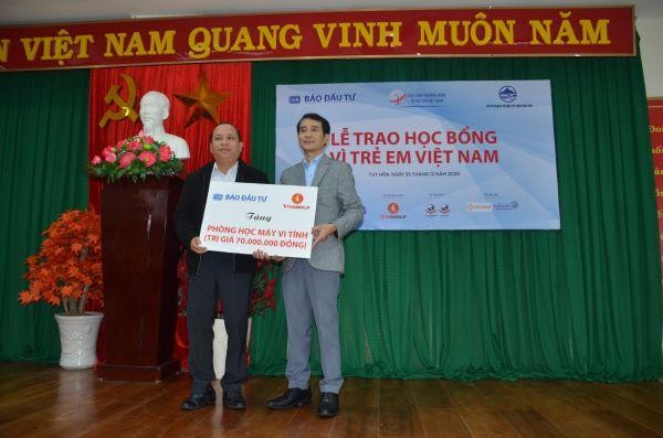 Trao 10 bộ máy vi tính cho trường Tôn Đức Thắng, huyện Sông Hinh. Trao 10 bộ máy vi tính cho trường Tôn Đức Thắng, huyện Sông Hinh.