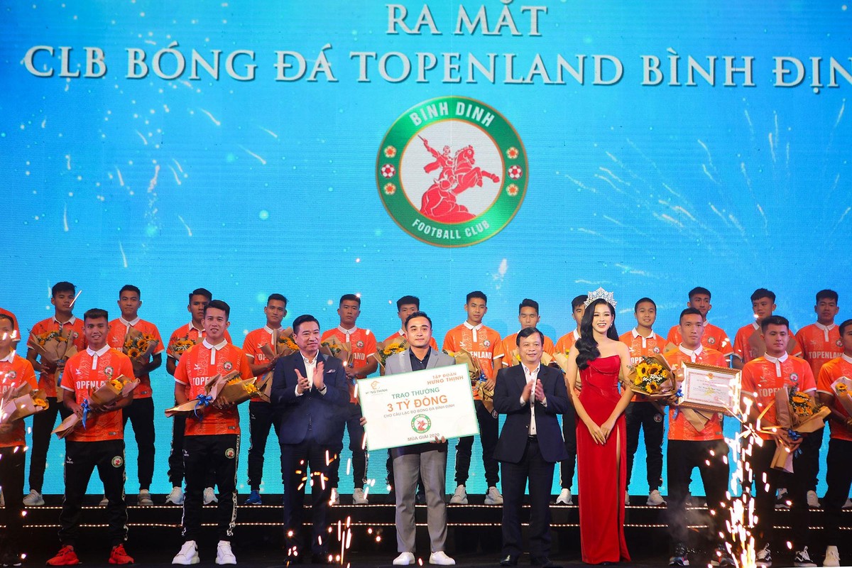 Ông Nguyễn Tuấn Thanh - Ủy viên Ban thường vụ Tỉnh ủy, Phó Chủ tịch Thường trực UBND tỉnh Bình Định cùng ông Nguyễn Đình Trung – Chủ tịch Kl994 game bài casino hấp dẫn Hưng Thịnh và Hoa hậu Đỗ Thị Hà trao bằng khen, hoa và tiền thưởng 3 tỷ đồng của Kl994 game bài casino hấp dẫn Hưng Thịnh cho CLB bóng đá Bình Định, cũng như chứng kiến phần ra mắt của Topenland Binh Dinh FC.