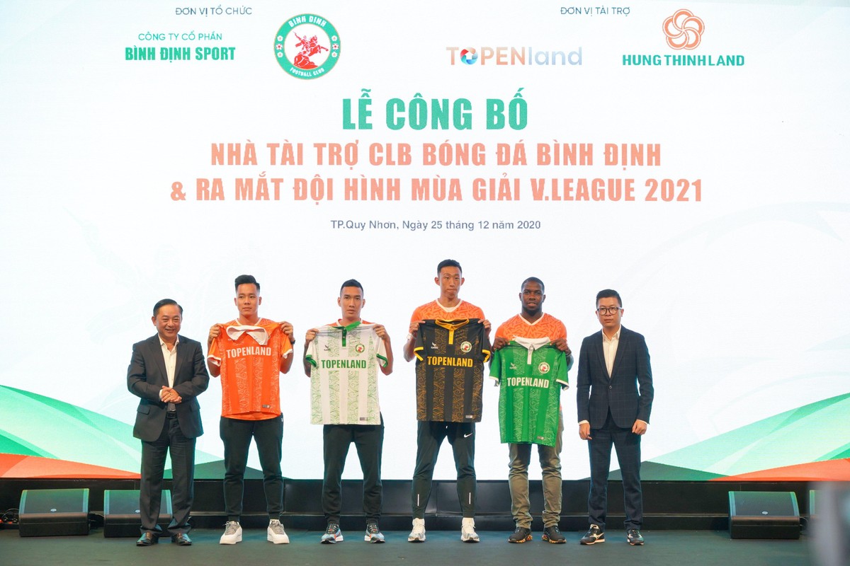 CLB bóng đá Topenland Bình Định ra mắt áo đấu mới.