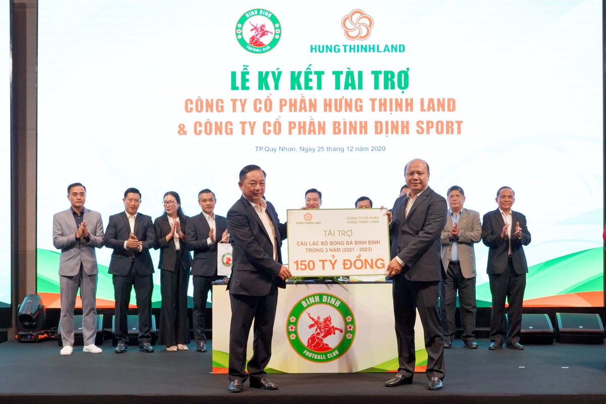 Ông Lê Trọng Khương, Tổng giám đốc Hưng Thịnh Land (phải) trao bảng tài trợ 150 tỷ đồng cho ông Nguyễn Hữu Sang, Giám đốc Công ty cổ phần Bình Định Sport, đại diện đơn vị chủ quản CLB bóng đá Topenland Bình Định.