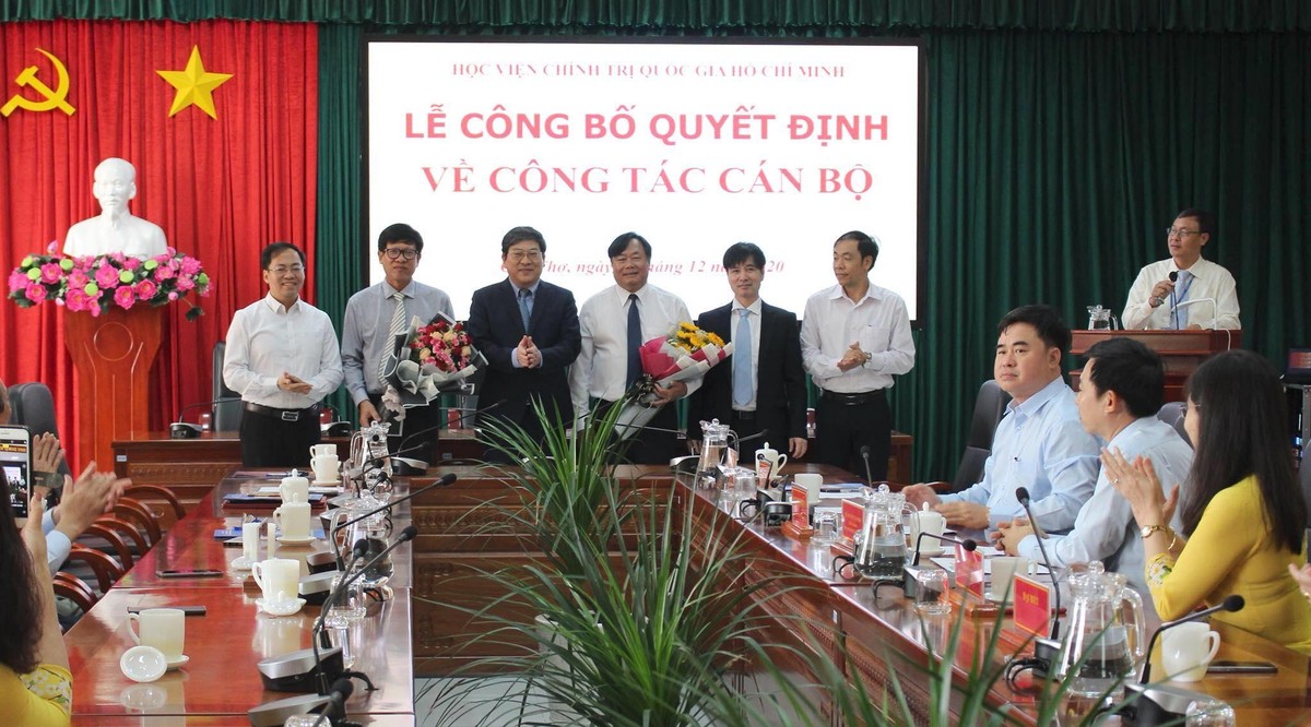 PGS.TS Nguyễn Duy Bắc, Phó Bí thư Đảng ủy, Phó Giám đốc Học viện Kl991.com tải ứng dụng quốc gia Hồ Chí Minh trao quyết định bổ nhiệm và chúc mừng PGS.TS Nguyễn Quốc Dũng, TS Phan Công Khanh.