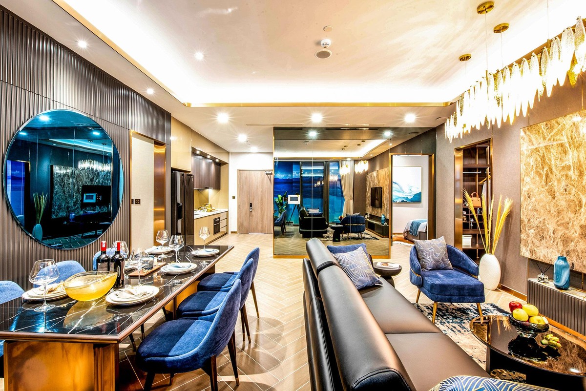 Bên trong căn hộ, phòng khách, phòng ăn và phòng bếp liên kết như một lounge cao cấp với tầm nhìn ấn tượng bao trọn biển.