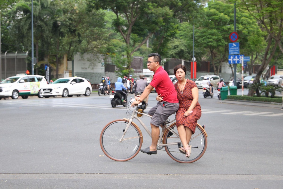 Giữa trung tâm Sài Gòn, cảnh dạo phố bằng xe đạp nhìn rất bình yên.