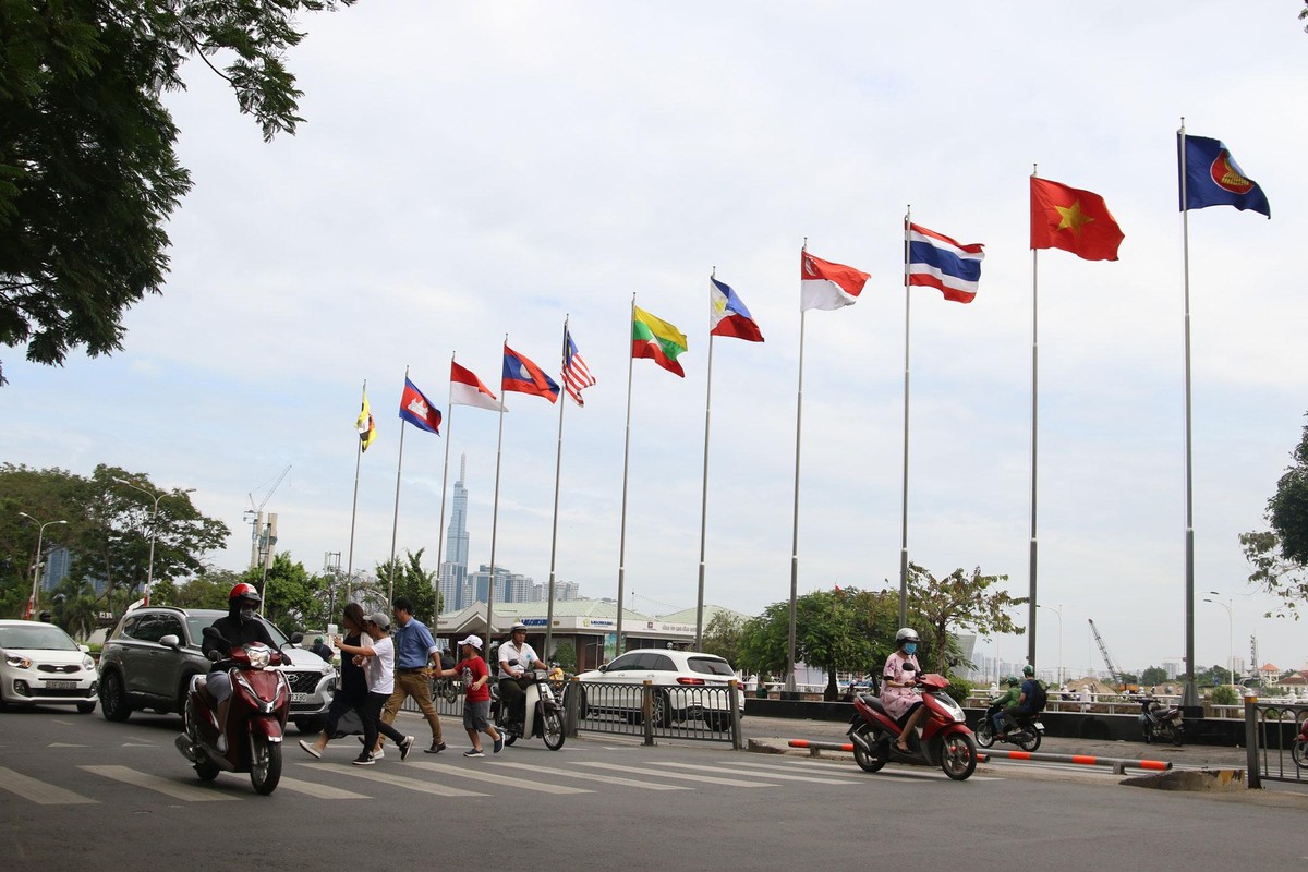 Những lá cờ ASIAN tung bay trên phố Tôn Đức Thắng,Q1.