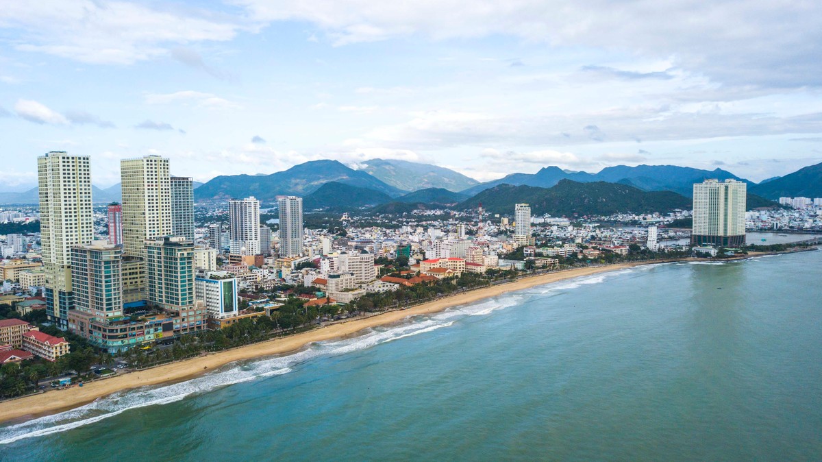 Bãi biển trên đường Trần Phú, Nha Trang tĩnh lặng và yên bình.