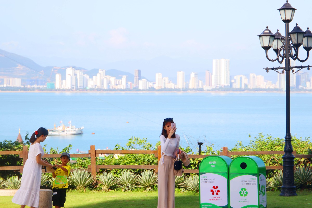 Du khách trẻ đến Nha Trang.