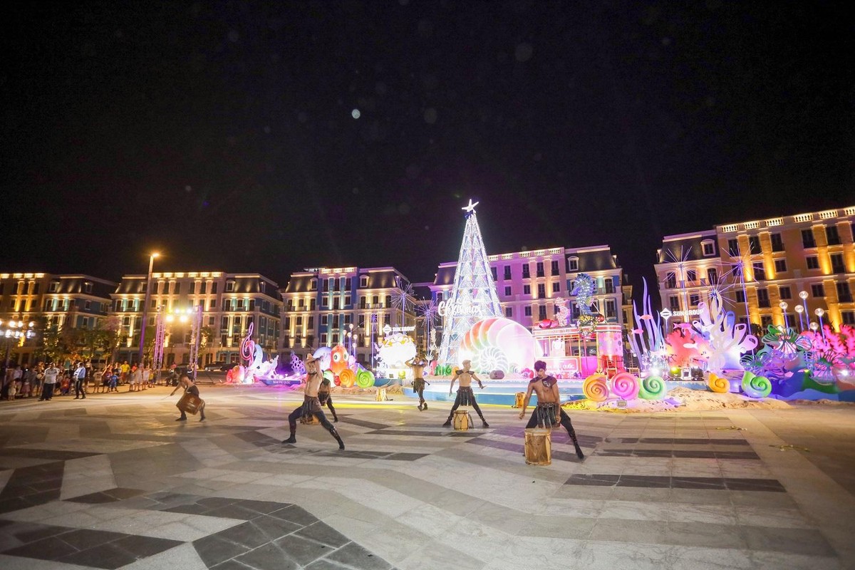 Sự kiện Đêm Noel sôi động tại quảng trường Bãi Kem.