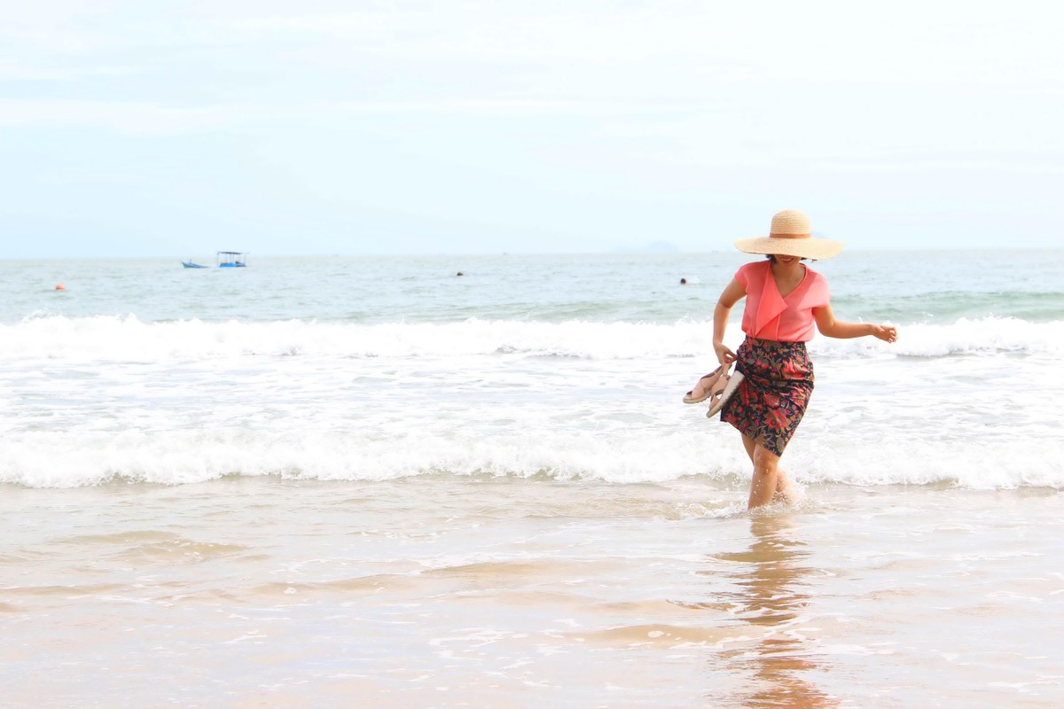 Du khách đến từ TP.HCM vui đùa với sóng biển Nha Trang.
