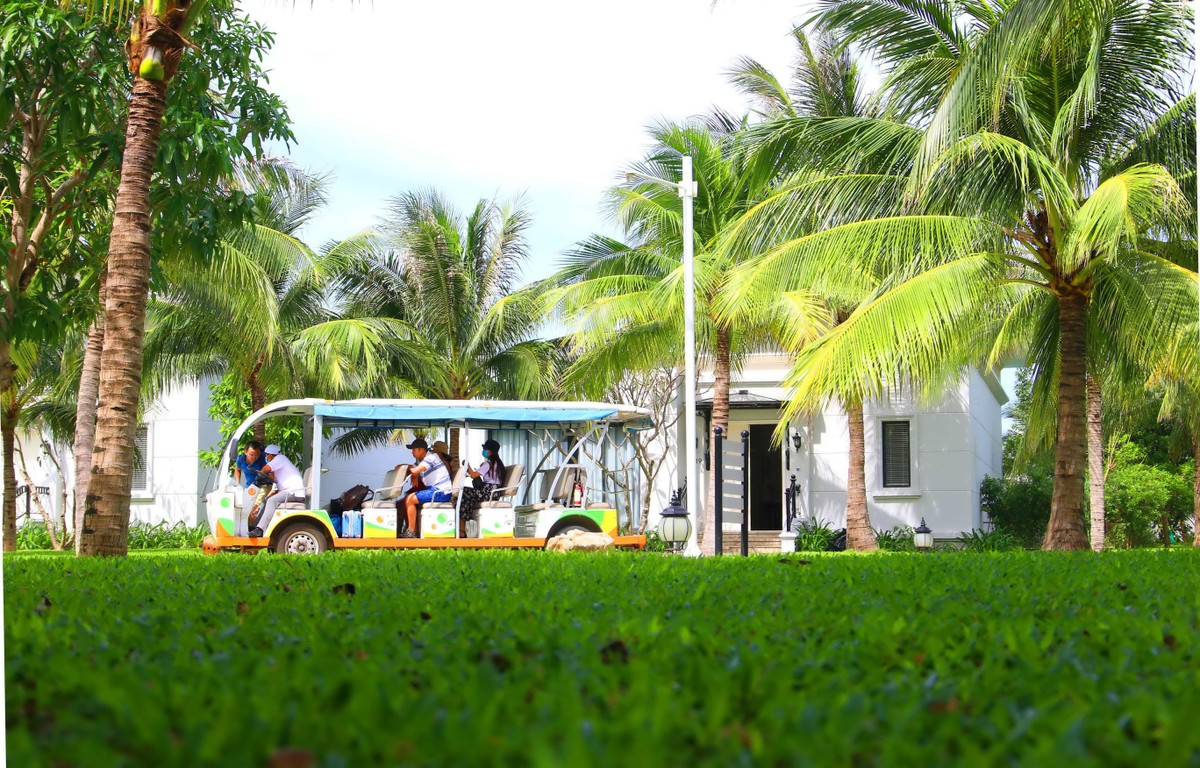Mùa này, đến Nha Trang du khách dễ dàng đặt vé máy bay và nơi nghỉ chân.
