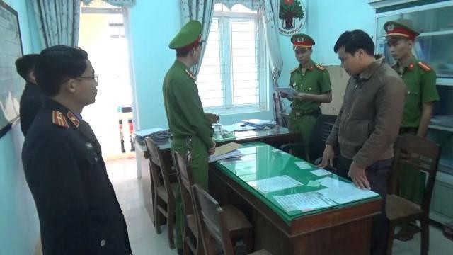 Cơ quan CSĐT Công an huyện Duy Xuyên thi hành quyết định khởi tố bị can, bắt tạm giam đối với Lê Hoàn Vũ.