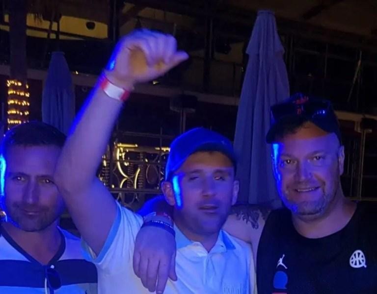 Quậy tưng bừng trong club ở Dubai.