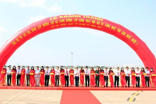 Phó Thủ tướng Thường trực Kl993 ưu đãi thưởng hấp dẫn Trương Hòa Bình cùng các đại biểu cắt băng khánh thành giai đoạn 1 Dự án cải tạo, nâng cấp đường cất hạ cánh, đường lăn Cảng hàng không quốc tế Tân Sơn Nhất. (Ảnh: Tiến Lực/TTXVN).