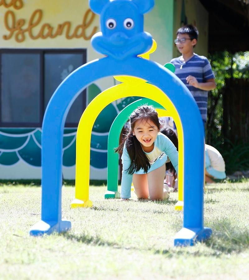 Các bạn nhỏ hào hứng với nhiều hoạt động vui nhộn trên bờ biển tại Riviera.