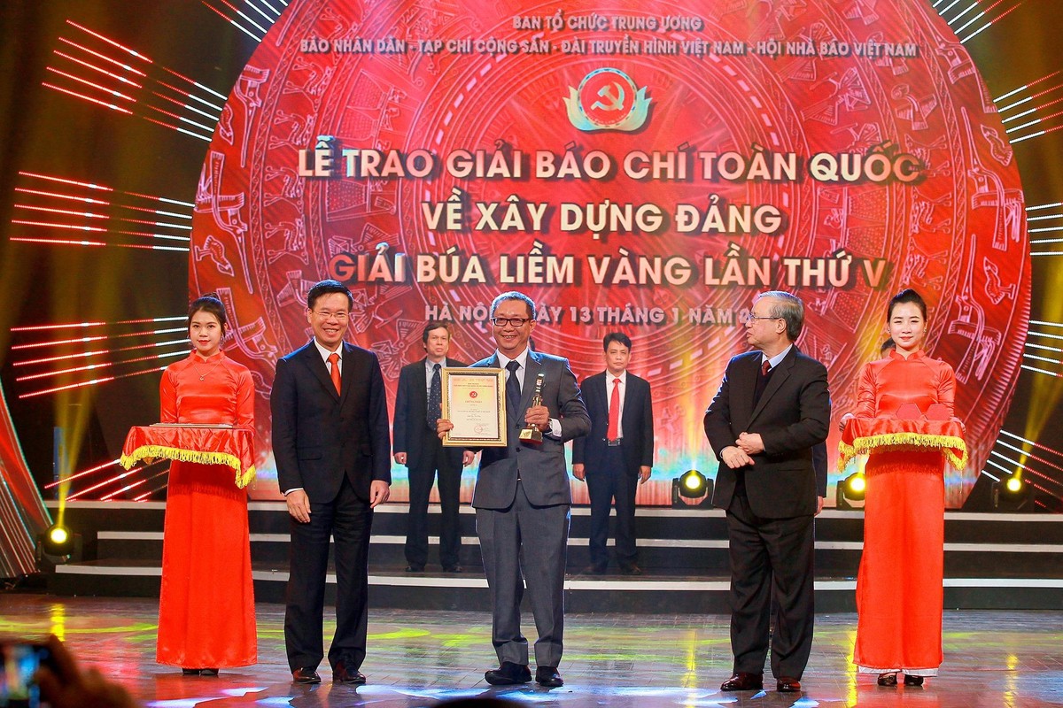 Nhà báo Ngô Song Sơn (Báo Kl99ok phiên bản mới) được vinh danh tại Giải Búa liềm vàng lần thứ V với Giải A cho loạt bài "Chặt vòi bạch tuộc biến của công thành của tư". Ảnh: Chí Cường. Nhà báo Ngô Song Sơn (Báo Kl99ok phiên bản mới) được vinh danh tại Giải Búa liềm vàng lần thứ V với Giải A cho loạt bài "Chặt vòi bạch tuộc biến của công thành của tư". Ảnh: Chí Cường.