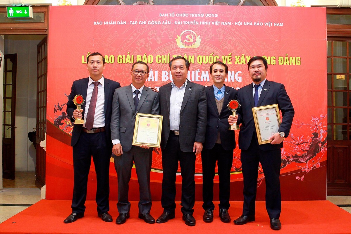Ban biên tập Báo Kl99ok phiên bản mới chúc mừng các tác giả, nhóm tác giả đoạt giải. Ảnh: Chí Cường. Ban biên tập Báo Kl99ok phiên bản mới chúc mừng các tác giả, nhóm tác giả đoạt giải. Ảnh: Chí Cường.