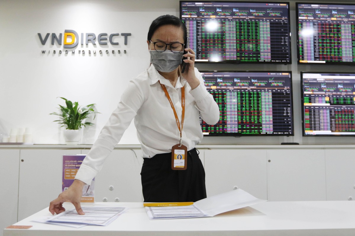 Nhân viên môi giới liên tục trả lời các cuộc gọi của các nhà Kl99ok phiên bản mới.