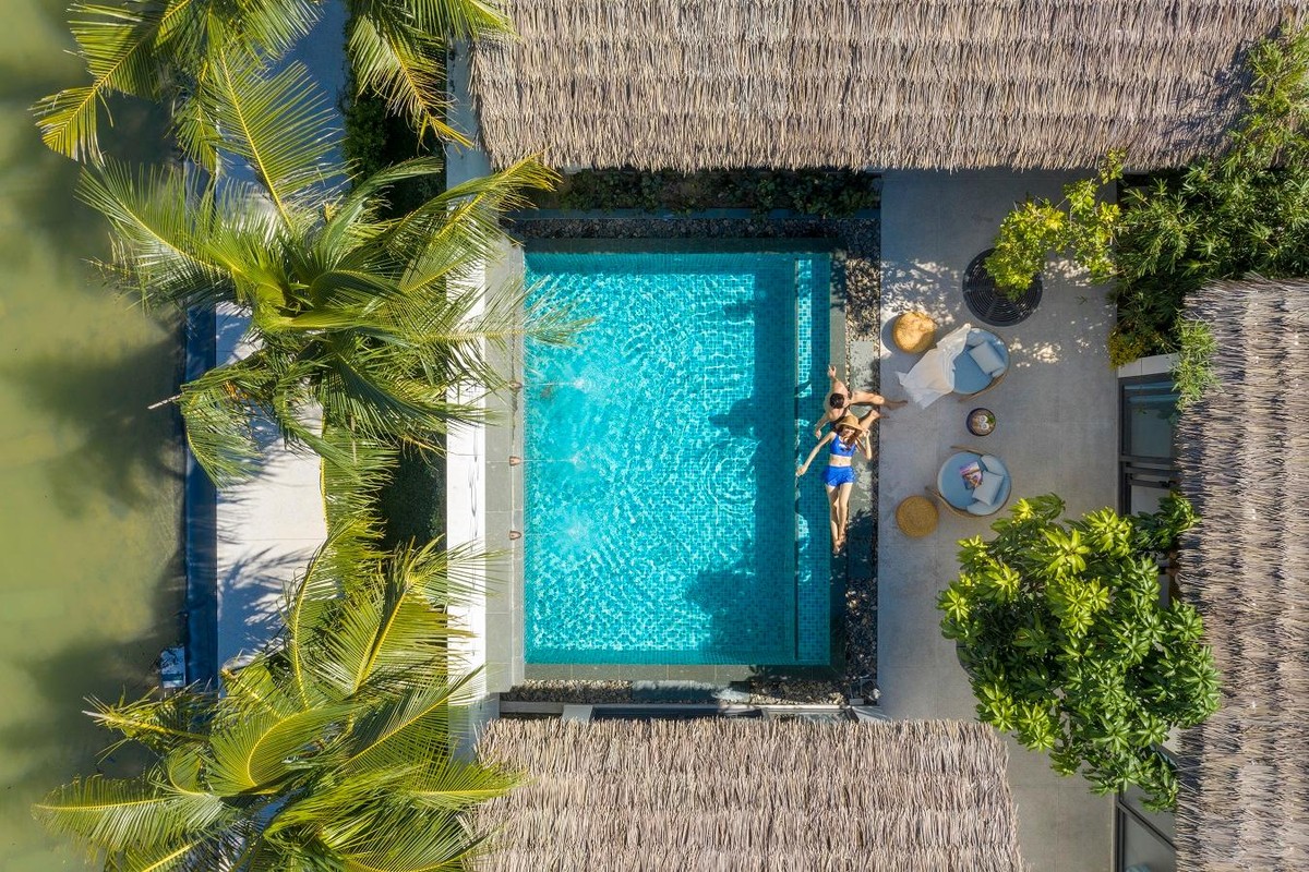 Nếp nhà 3 gian truyền thống của người Việt hiện hữu trong từng căn biệt thự. Không gian phòng ngủ, phòng sinh hoạt chung được kết nối trực tiếp với bể bơi ngoài trời, vừa tối ưu hóa sự riêng tư song vẫn đảm bảo tính tương tác giữa các thành viên trong gia đình.