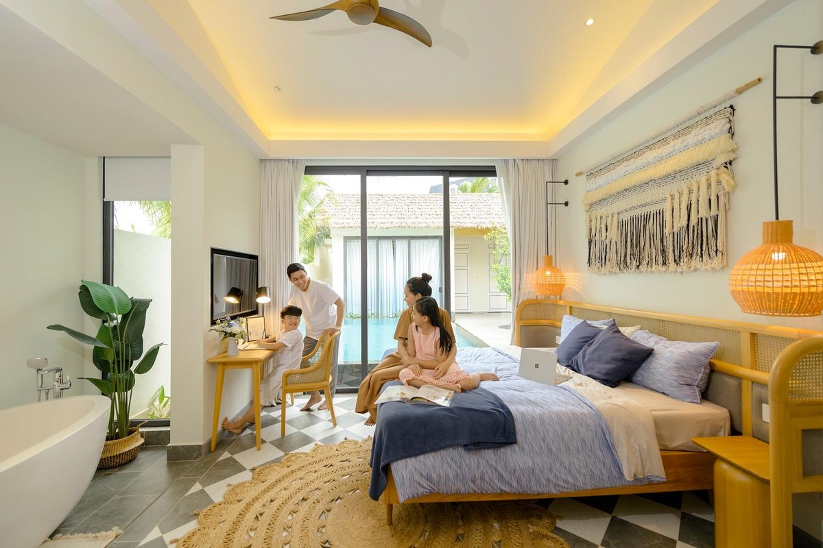 Không chỉ mang lại những xúc cảm gần gũi trong kiến trúc tổng thể căn biệt thự, đội ngũ kiến trúc sư còn dẫn dắt du khách khám phá làng chài Việt qua hình ảnh lưới đánh cá, dụng cụ đi biển của ngư dân hiện hữu trong bức tranh, chụp đèn, hay tựa ghế, lan can cầu thang… Những chất liệu gần gũi quen thuộc tưởng chừng rất bình dân như mây, tre… qua tay những người thợ tài hoa đã hóa thân thành nội thất cao cấp, bắt mắt.