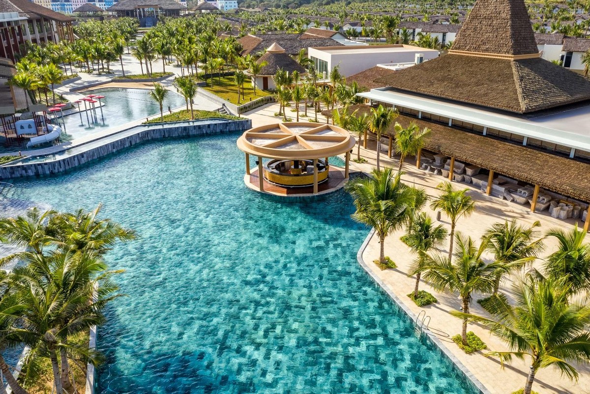 Bằng kinh nghiệm quản lý vận hành hệ thống hàng chục khách sạn, khu nghỉ dưỡng hàng đầu thế giới ở Dubai, Châu Âu, Châu Á… Rose Wood Hotel Group sẽ thiết lập những chuẩn mực nghỉ dưỡng hàng đầu dựa trên nền tảng Kl99ok phiên bản mới tỉ mỉ và tâm huyết của Sun Group tại New World Phu Quoc Resort, đồng thời mang tới nguồn khách hàng xứng tầm với khu nghỉ dưỡng này. Như lời ông Karl Bieberach-Dielman, Giám đốc Phát triển của Kl994 game bài casino hấp dẫn quản lý Khách sạn Rosewood chia sẻ: “Chúng tôi sẽ mở rộng tệp khách hàng cho Bãi Kem, Phú Quốc, bao gồm các gia đình lớn hơn, thường là các gia đình nhiều thế hệ, đang tìm kiếm trải nghiệm giải trí mang tính cộng đồng gần gũi và thanh lịch.”