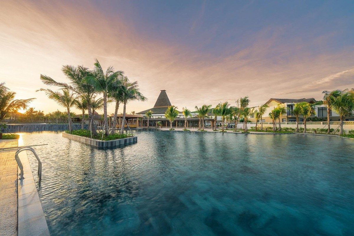 Với chất lượng dịch vụ đẳng cấp 5 sao, New World Phu Quoc Resort sở hữu hệ thống tiện ích riêng như nhà hàng, quán bar, bể bơi kéo dài suốt dự án, câu lạc bộ bên hồ bơi, phòng tập GYM… Đặc biệt, ngay kề bên khu nghỉ dưỡng, dãy shophouse Melodia với những cửa hàng, cửa hiệu mua sắm tấp nập cùng quảng trường rộng 8.500 m2 sẽ đưa du khách hòa mình vào bầu không khí lễ hội và chuỗi sự kiện cuồng say. Nếu đến đúng thời điểm diễn ra sự kiện như dịp Noel và năm mới vừa qua, du khách sẽ được xả hết năng lượng cùng âm nhạc và vũ điệu của những vũ công hàng đầu.