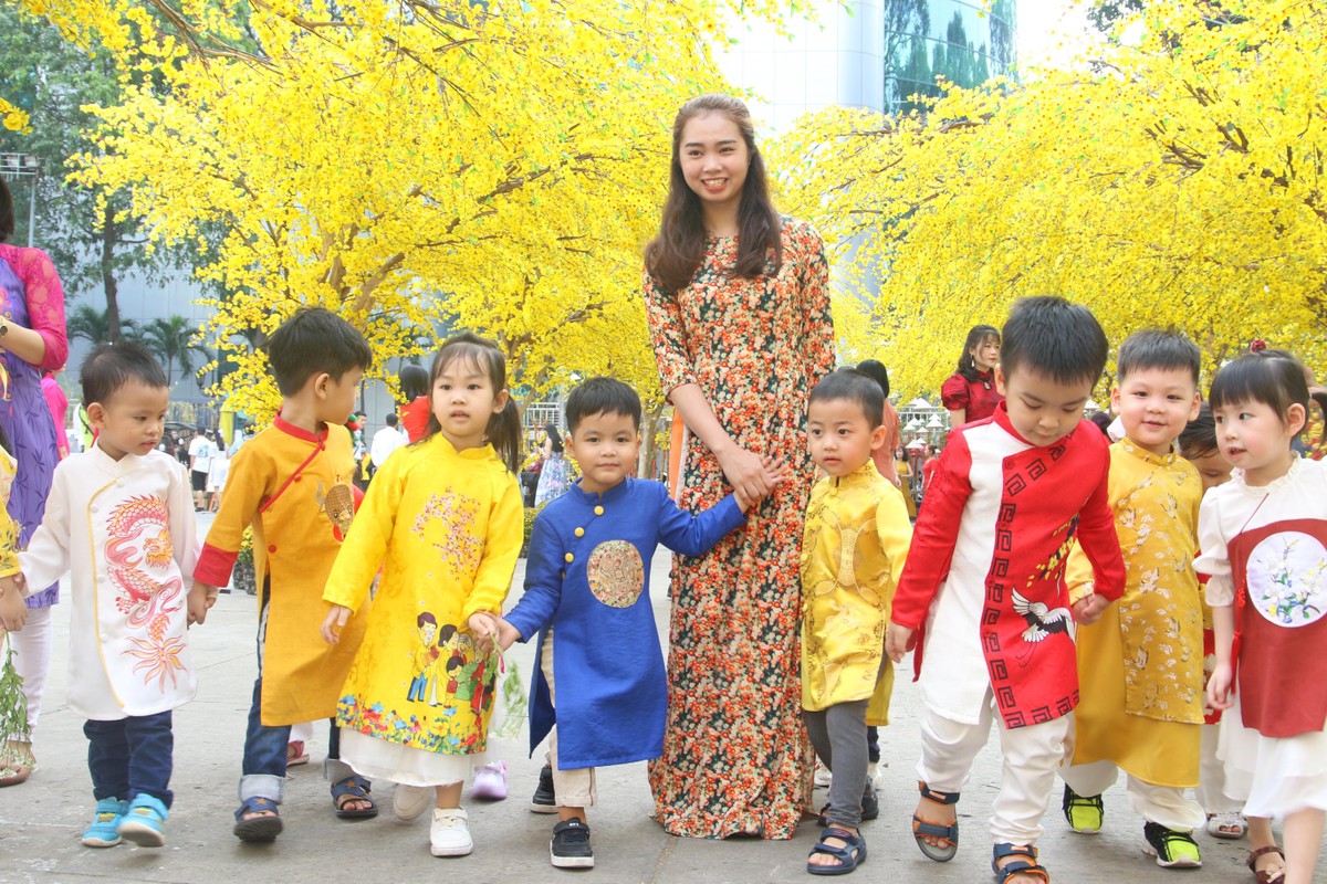 Cô trò cùng dạo phố đón xuân.