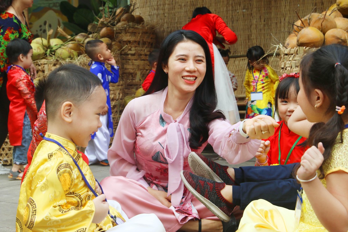Cùng chơi các trò chơi dân gian.