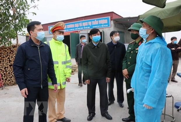 Phó Chủ tịch UBND tỉnh Bắc Ninh Ngô Tân Phượng kiểm tra công tác phòng, chống dịch bệnh tại huyện Thuận Thành. (Ảnh: Thanh Thương/TTXVN).