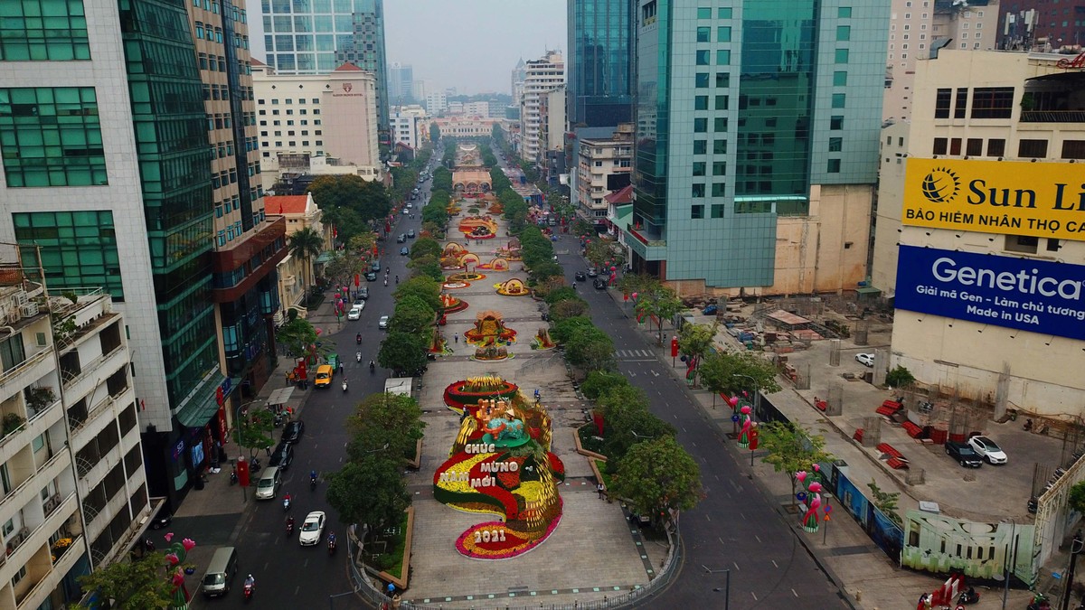 Toàn cảnh đường hoa Nguyễn Huệ năm Tân Sửu.