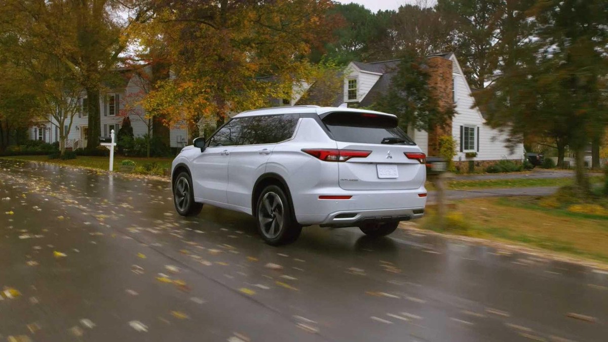 Nhìn tổng thể, Outlander 2022 là một chiếc crossover mang phong cách nhỏ, gọn với thiết kế Dynamic Front Shield của Mitsubishi đã từng sử dụng trên các dòng Pajero. Điều này đã tạo cho chiếc xe mang kiểu dáng vuông vắn, truyền thống hơn, gợi nhớ phần nào đến mẫu xe Montero Sport.
