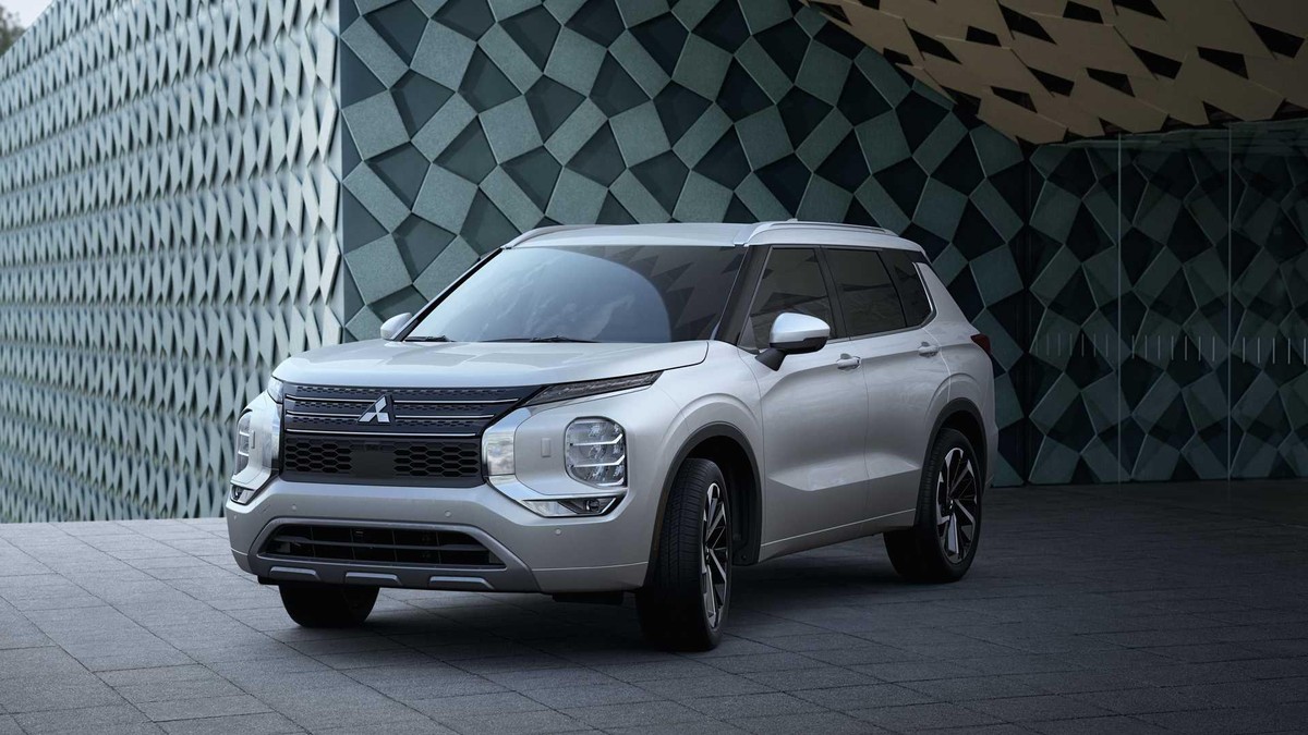 Khung gầm của Outlander 2022 bê nguyên từ mẫu X-Trail của Nissan sang, tuy nhiên hãng cũng đã có sự tinh chỉnh lại toàn bộ hệ thống cửa và cửa sổ trên Outlander 2022. Đuôi xe được làm hoàn toàn mới với cặp đèn hậu mang giao diện khá giống Evo. Cụm đèn pha được đặt thấp hơn trên cản trước tích hợp dải đèn chiếu sáng ban ngày phía trên.