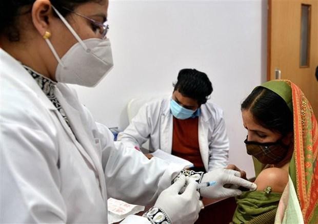 Nhân viên y tế tiêm vắcxin phòng COVID-19 cho người dân tại New Delhi, Ấn Độ. (Ảnh: THX/TTXVN).