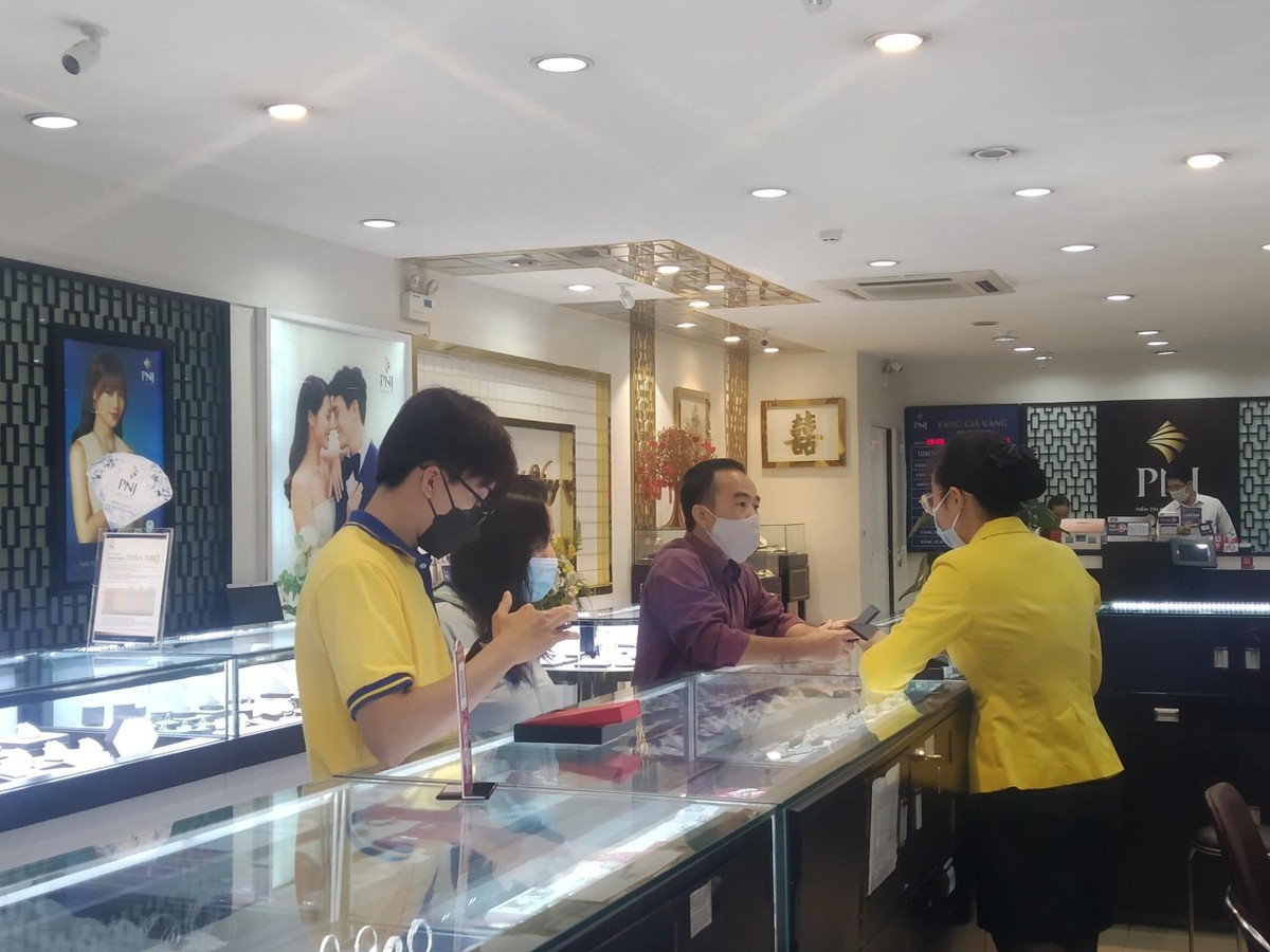 Khách hàng đầu tiên đến PNJ Âu Cơ.