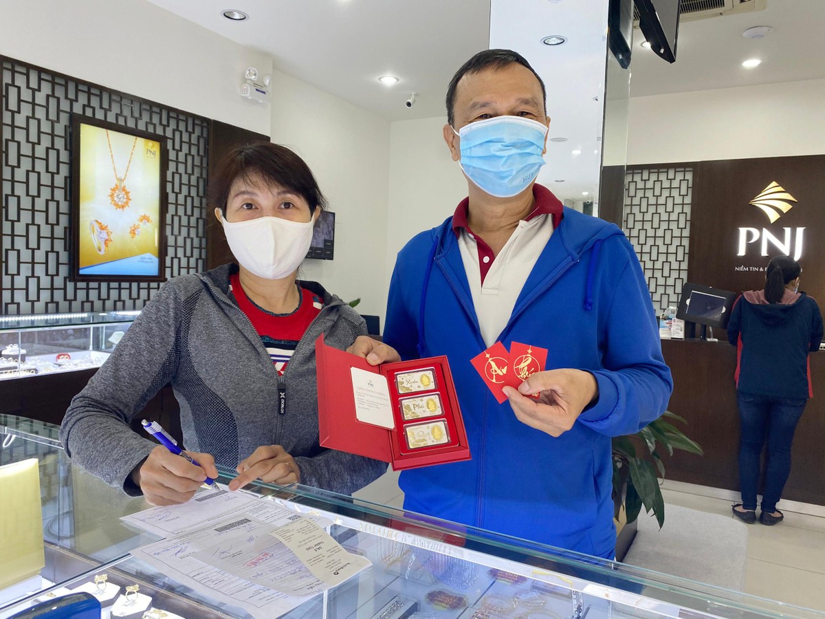 Khách hàng đầu tiên đến mua vàng ngày Thần Tài tại PNJ Sài Gòn.