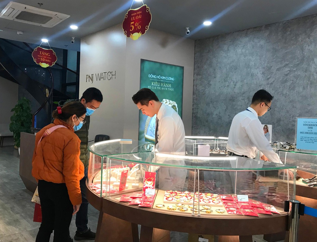 Khách hàng thường đi sớm để dễ dàng chọn sản phẩm ưa thích.