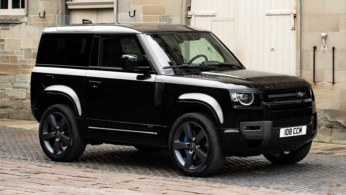 Phiên bản động cơ V8 vẫn có 2 tùy chọn đó Defender 90 (trục cơ sở ngắn, 2 cửa) và Defender 110 (trục cơ sở tiêu chuẩn, 4 cửa). Ngoài ra, cấu hình First Edition được thay thế bằng XS Edition.
